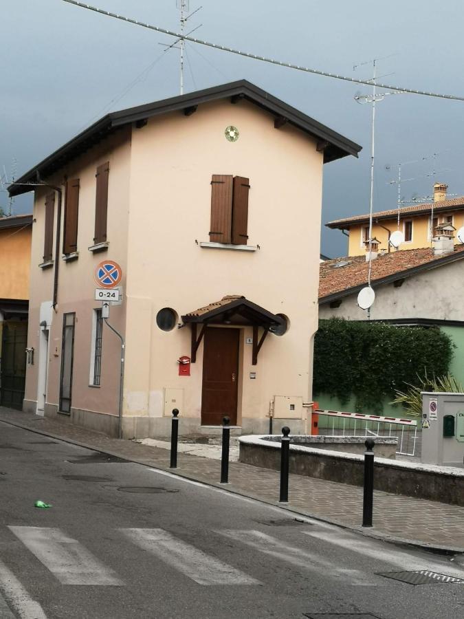 2Bcentral Desenzano del Garda Bagian luar foto