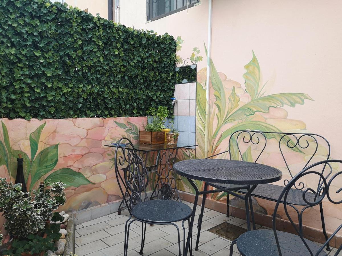 2Bcentral Desenzano del Garda Bagian luar foto