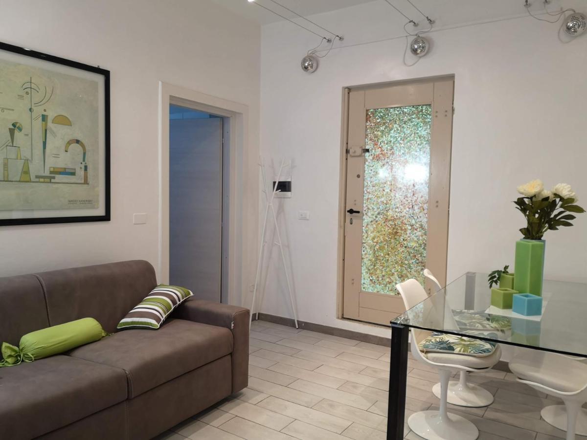 2Bcentral Desenzano del Garda Bagian luar foto